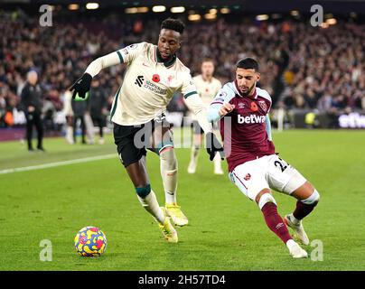 Liverpools Divock Origi (links) und West Ham United sagten, dass Benrahma während des Spiels der Premier League im Londoner Stadion um den Ball gekämpft habe. Bilddatum: Sonntag, 7. November 2021. Stockfoto