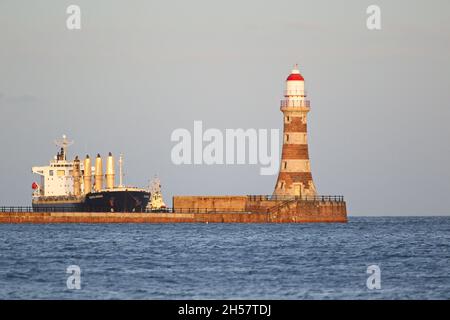 Das Bulk-Carrier-Schiff Graceful Gertrude macht sich auf den Weg zum Roker Pier und Lighthouse, um in den Sunderland Harbour an der Nordostküste Englands zu gelangen Stockfoto