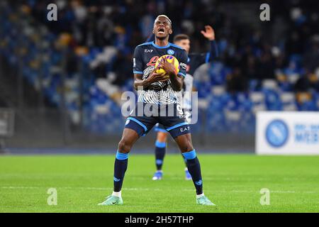 Neapel, Italien. November 2021. Napoli-Stürmer Victor Osimhen reagiert während des SSC Napoli gegen Hellas Verona FC, italienische Fußballserie A Spiel in Neapel, Italien, November 07 2021 Quelle: Independent Photo Agency/Alamy Live News Stockfoto