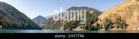 Panoramablick auf den Kolsay Lakes National Park; Nordhang des Tian Shan-Gebirges, Südosten Kasachstans. Herbst, September Stockfoto