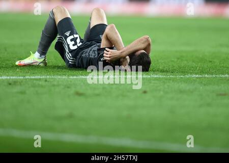 Köln, Deutschland. November 2021. Fußball: Bundesliga, 1. FC Köln 1. FC Union Berlin, Matchday 11 im RheinEnergieStadion. Der Berliner Niko Gießelmann liegt auf dem Rasen. WICHTIGER HINWEIS: Gemäß den Bestimmungen der DFL Deutsche Fußball Liga und des DFB Deutscher Fußball-Bund ist es untersagt, im Stadion und/oder vom Spiel aufgenommene Fotos in Form von Sequenzbildern und/oder videoähnlichen Fotoserien zu verwenden oder zu verwenden. Quelle: Rolf Vennenbernd/dpa/Alamy Live News Stockfoto