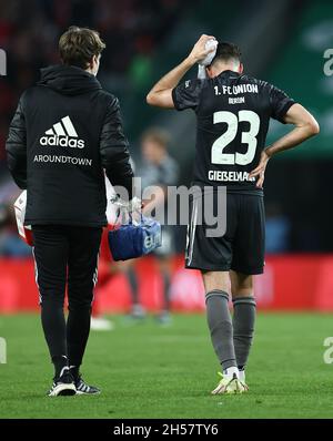 Köln, Deutschland. November 2021. Fußball: Bundesliga, 1. FC Köln 1. FC Union Berlin, Matchday 11 im RheinEnergieStadion. Der Berliner Niko Gießelmann verlässt nach einer Verletzung das Spielfeld. WICHTIGER HINWEIS: Gemäß den Bestimmungen der DFL Deutsche Fußball Liga und des DFB Deutscher Fußball-Bund ist es untersagt, im Stadion und/oder vom Spiel aufgenommene Fotos in Form von Sequenzbildern und/oder videoähnlichen Fotoserien zu verwenden oder zu verwenden. Quelle: Rolf Vennenbernd/dpa/Alamy Live News Stockfoto