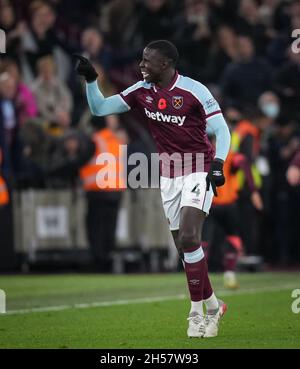 London, Großbritannien. November 2021. Kurt Zouma von West Ham United feiert das 3. Tor seines Teams beim Premier League-Spiel zwischen West Ham United und Liverpool am 7. November 2021 im Olympic Park, London, England. Foto von Andy Rowland. Quelle: Prime Media Images/Alamy Live News Stockfoto