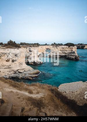 Eine tolle Aussicht auf faraglioni di sant'andrea in apulien Stockfoto