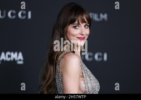 Los Angeles, Usa. November 2021. LOS ANGELES, KALIFORNIEN, USA - 06. NOVEMBER: Die Schauspielerin Dakota Johnson im Gucci-Outfit kommt zur 10. Jährlichen LACMA Art Film Gala 2021, die am 6. November 2021 im Los Angeles County Museum of Art in Los Angeles, Kalifornien, USA, stattfindet. (Foto: Xavier Collin/Image Press Agency/Sipa USA) Quelle: SIPA USA/Alamy Live News Stockfoto