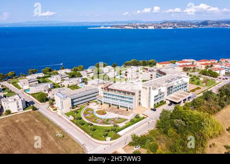 SAVUDRIJA, KROATIEN - 21. AUGUST 2021 - ein Luftbild des modernen und luxuriösen Kempinski Hotel Adriatic in Savudrija, Istrien, Kroatien Stockfoto