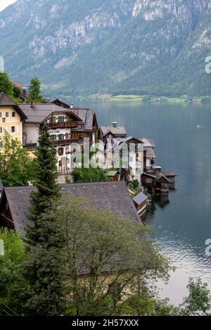 HALLSTATT, ÖSTERREICH - Juli,19 2020 : traditionelles österreichisches Dorf Hallstatt. Hallstatt ist ein historisches Dorf in den österreichischen Alpen. Stockfoto