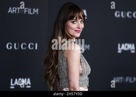 LOS ANGELES, KALIFORNIEN, USA - 06. NOVEMBER: Die Schauspielerin Dakota Johnson im Gucci-Outfit kommt zur 10. Jährlichen LACMA Art + Film Gala 2021, die am 6. November 2021 im Los Angeles County Museum of Art in Los Angeles, Kalifornien, USA, stattfindet. (Foto von Xavier Collin/Image Press Agency/Sipa USA) Stockfoto