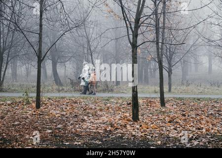 Russland, Moskau. 02.11.2021. Ein ungewöhnlich dichter Nebel umhüllte die Stadt Moskau Ende des 1. November Stockfoto