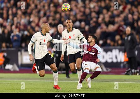 London, Großbritannien. November 2021. Joel Matip von Liverpool und sagte Benrahma von West Ham United während des Premier League-Spiels zwischen West Ham United und Liverpool im London Stadium am 7. November 2021 in London, England. (Foto von Daniel Chesterton/phcimages.com) Quelle: PHC Images/Alamy Live News Stockfoto