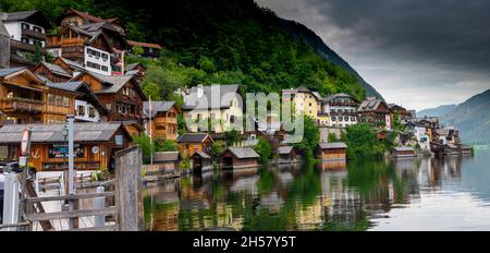 HALLSTATT, ÖSTERREICH - Juli,19 2020 : traditionelles österreichisches Dorf Hallstatt. Hallstatt ist ein historisches Dorf in den österreichischen Alpen. Stockfoto