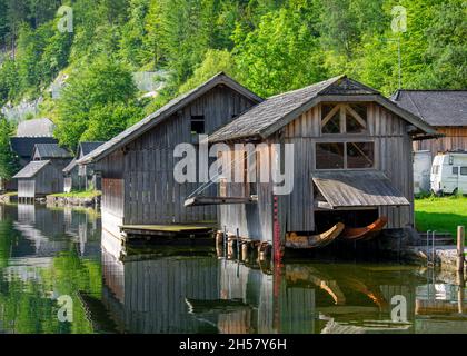 HALLSTATT, ÖSTERREICH - Juli,21 2020 : traditionelles österreichisches Dorf Hallstatt. Hallstatt ist ein historisches Dorf in den österreichischen Alpen. Stockfoto