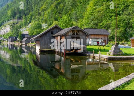 HALLSTATT, ÖSTERREICH - Juli,21 2020 : traditionelles österreichisches Dorf Hallstatt. Hallstatt ist ein historisches Dorf in den österreichischen Alpen. Stockfoto