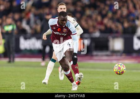 London, Großbritannien. November 2021. Kurt Zouma von West Ham United während des Premier League-Spiels zwischen West Ham United und Liverpool im London Stadium am 7. November 2021 in London, England. (Foto von Daniel Chesterton/phcimages.com) Quelle: PHC Images/Alamy Live News Stockfoto