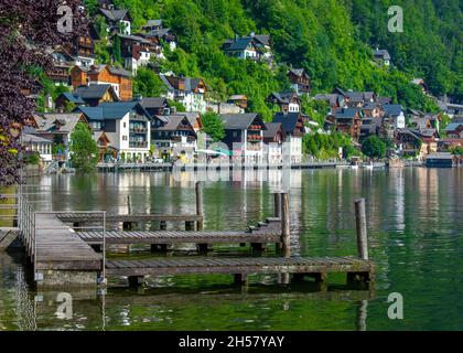 HALLSTATT, ÖSTERREICH - Juli,21 2020 : traditionelles österreichisches Dorf Hallstatt. Hallstatt ist ein historisches Dorf in den österreichischen Alpen. Stockfoto