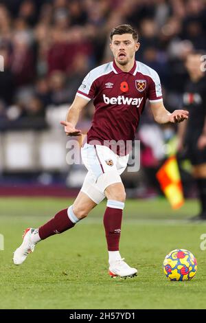 London, Großbritannien. November 2021. Aaron Cresswell von West Ham United während des Premier League-Spiels zwischen West Ham United und Liverpool im London Stadium am 7. November 2021 in London, England. (Foto von Daniel Chesterton/phcimages.com) Quelle: PHC Images/Alamy Live News Stockfoto