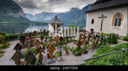 HALLSTATT, ÖSTERREICH - Juli,19 2020 : traditionelles österreichisches Dorf Hallstatt. Hallstatt ist ein historisches Dorf in den österreichischen Alpen. Stockfoto