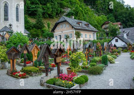 HALLSTATT, ÖSTERREICH - Juli,19 2020 : traditionelles österreichisches Dorf Hallstatt. Hallstatt ist ein historisches Dorf in den österreichischen Alpen. Stockfoto