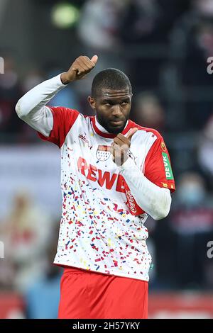 Köln, Deutschland. November 2021. Fußball: Bundesliga, 1. FC Köln 1. FC Union Berlin, Matchday 11 im RheinEnergieStadion. Der Kölner Anthony Modeste zeigt sich nach dem Spiel. WICHTIGER HINWEIS: Gemäß den Bestimmungen der DFL Deutsche Fußball Liga und des DFB Deutscher Fußball-Bund ist es untersagt, im Stadion und/oder vom Spiel aufgenommene Fotos in Form von Sequenzbildern und/oder videoähnlichen Fotoserien zu verwenden oder zu verwenden. Quelle: Rolf Vennenbernd/dpa/Alamy Live News Stockfoto