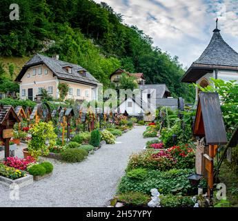 HALLSTATT, ÖSTERREICH - Juli,19 2020 : traditionelles österreichisches Dorf Hallstatt. Hallstatt ist ein historisches Dorf in den österreichischen Alpen. Stockfoto