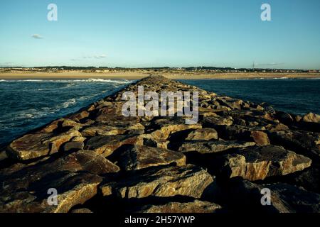 Ein Steg aus Steinen an der Atlantikküste in Espinho, Portugal. Stockfoto