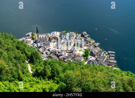 HALLSTATT, ÖSTERREICH - Juli,21 2020 : traditionelles österreichisches Dorf Hallstatt. Hallstatt ist ein historisches Dorf in den österreichischen Alpen. Stockfoto