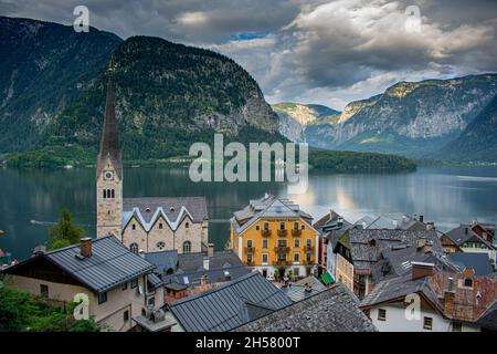 HALLSTATT, ÖSTERREICH - Juli,19 2020 : traditionelles österreichisches Dorf Hallstatt. Hallstatt ist ein historisches Dorf in den österreichischen Alpen. Stockfoto