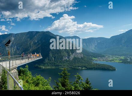 HALLSTATT, ÖSTERREICH - Juli,21 2020 : traditionelles österreichisches Dorf Hallstatt. Hallstatt ist ein historisches Dorf in den österreichischen Alpen. Stockfoto