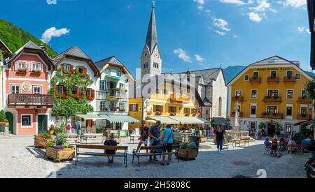 HALLSTATT, ÖSTERREICH - Juli,21 2020 : traditionelles österreichisches Dorf Hallstatt. Hallstatt ist ein historisches Dorf in den österreichischen Alpen. Stockfoto