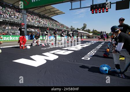 FIA sicheres & erschwingliches Helmprogramm während des Formel 1 Gran Premio De La Ciudad De Mexico 2021, Mexico City Grand Prix, 18. Lauf der FIA Formel 1 Weltmeisterschaft 2021 vom 5. Bis 7. November 2021 auf dem Autodromo Hermanos Rodriguez, in Mexiko-Stadt, Mexiko - Foto Florent Gooden / DPPI Stockfoto