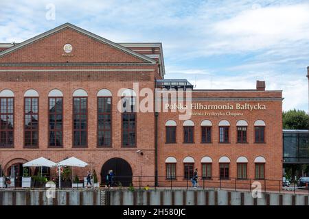 Gdansk, Polen - 9. September 2020: Das polnische Baltic F. Chopin Philharmonic in Gdańsk ist ein Konzertsaal auf der Insel Olowianka am Fluss Motlawa. Stockfoto