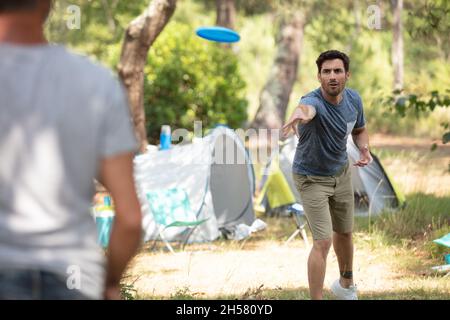 Männer spielen Frisbee auf dem Land Stockfoto