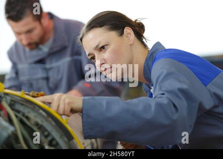 Porträt einer konzentrierten Mechanikerin Stockfoto