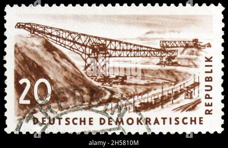 MOSKAU, RUSSLAND - 24. OKTOBER 2021: In Deutschland gedruckte Briefmarke zeigt Conveyor Bridge, Mining Serie, um 1957 Stockfoto