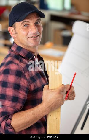 Zimmermannarbeit auf Holzbrett in der Werkstatt Stockfoto