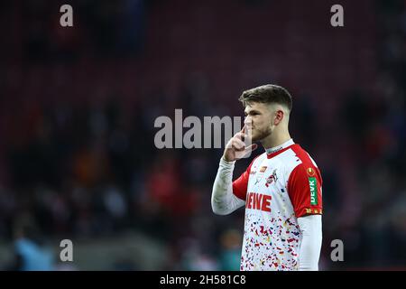 Köln, Deutschland. November 2021. Fußball: Bundesliga, 1. FC Köln 1. FC Union Berlin, Matchday 11 im RheinEnergieStadion. Der Kölner Jan Thielmann reagiert nach dem Spiel unglücklich. WICHTIGER HINWEIS: Gemäß den Bestimmungen der DFL Deutsche Fußball Liga und des DFB Deutscher Fußball-Bund ist es untersagt, im Stadion und/oder vom Spiel aufgenommene Fotos in Form von Sequenzbildern und/oder videoähnlichen Fotoserien zu verwenden oder zu verwenden. Quelle: Rolf Vennenbernd/dpa/Alamy Live News Stockfoto