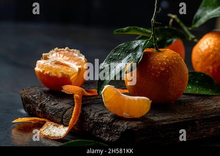 Frische Mandarinen auf dunklem Hintergrund Stockfoto