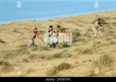 MAKRAN, Teheran, Iran. November 2021. Ein Handout-Foto, das vom Presseamt der iranischen Armee zur Verfügung gestellt wurde, zeigt Soldaten der iranischen Armee während einer Militärübung in der Makran-See, südlich des Iran, am 07. November 2021. Die iranische Armee begann am 07. November 2021 eine militärische Übung in der Makran-See und im Golf von Oman. Der Iran und die USA hatten kürzlich einige Spannungen im Golf von Oman. (Bild: © Iranian Army Office via ZUMA Press Wire) Bild: ZUMA Press, Inc./Alamy Live News Stockfoto