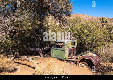 Alte antike Autowracks aus der alten Goldrauschzeit im Joshua Tree NP, USA Stockfoto