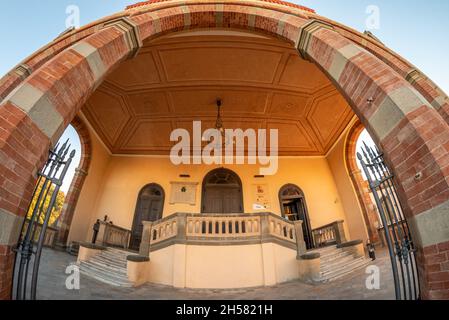 Barolo, Cuneo, Italien - 05. November 2021: Eingang des WIMU-Weinmuseums im Schloss Falletti von Barolo, Fischauge Stockfoto