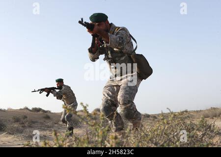 MAKRAN, Teheran, Iran. November 2021. Ein Handout-Foto, das vom Presseamt der iranischen Armee zur Verfügung gestellt wurde, zeigt Soldaten der iranischen Armee während einer Militärübung in der Makran-See, südlich des Iran, am 07. November 2021. Die iranische Armee begann am 07. November 2021 eine militärische Übung in der Makran-See und im Golf von Oman. Der Iran und die USA hatten kürzlich einige Spannungen im Golf von Oman. (Bild: © Iranian Army Office via ZUMA Press Wire) Bild: ZUMA Press, Inc./Alamy Live News Stockfoto
