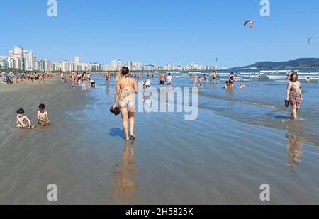 Santos, Sao Paulo, Brasilien. November 2021. (INT) Wetter: Badegäste an den Stränden von Santos. 7. November 2021, Santos, Sao Paulo, Brasilien: Ein sonniger Tag zieht Badegäste am Sonntag (7) an die Strände von Kanal 1, 2 und 3 in Gonzaga, in Santos, an der Südküste von Sao Paulo. Auch die Straßenhändler machten die Tage, die durch die Regenfälle verloren gingen, wieder etwas aus. (Bild: © Luigi Bongiovanni/TheNEWS2 via ZUMA Press Wire) Stockfoto