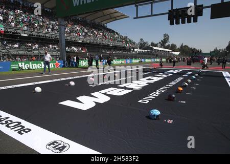FIA sicheres & erschwingliches Helmprogramm während des Formel 1 Gran Premio De La Ciudad De Mexico 2021, Mexico City Grand Prix, 18. Lauf der FIA Formel 1 Weltmeisterschaft 2021 vom 5. Bis 7. November 2021 auf dem Autodromo Hermanos Rodriguez, in Mexiko-Stadt, Mexiko - Foto: Florent Gooden/DPPI/LiveMedia Stockfoto