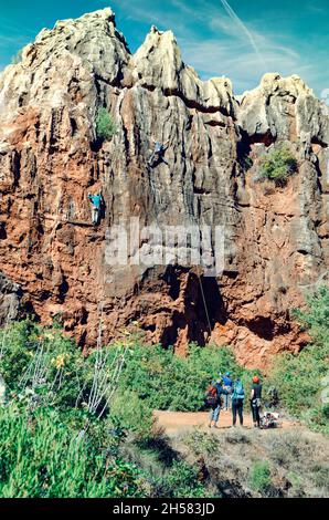 Team von Kletterern auf dem Cerro del Hierro, Sevilla, Spanien. Stockfoto