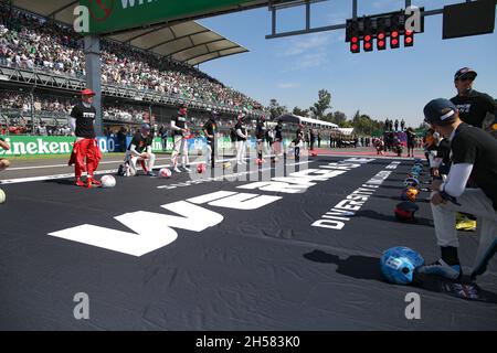 FIA sicheres & erschwingliches Helmprogramm während des Formel 1 Gran Premio De La Ciudad De Mexico 2021, Mexico City Grand Prix, 18. Lauf der FIA Formel 1 Weltmeisterschaft 2021 vom 5. Bis 7. November 2021 auf dem Autodromo Hermanos Rodriguez, in Mexiko-Stadt, Mexiko - Foto: Florent Gooden/DPPI/LiveMedia Stockfoto