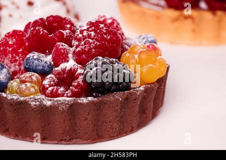 Frischer Kuchen mit Himbeeren in Puderzucker. Dessert in einem Café zum Frühstück. Stockfoto