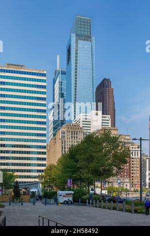 Blick nach Westen entlang des John F Kennedy Boulevard von der plaza vor dem Rathaus von Philadelphia. Stockfoto