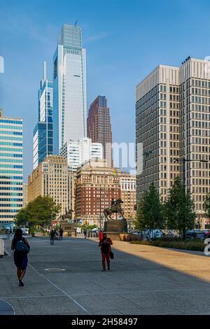 Blick nach Westen entlang des John F Kennedy Boulevard von der plaza vor dem Rathaus von Philadelphia. Stockfoto