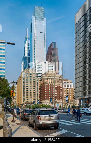 Blick nach Westen entlang des John F Kennedy Boulevard von der plaza vor dem Rathaus von Philadelphia. Stockfoto