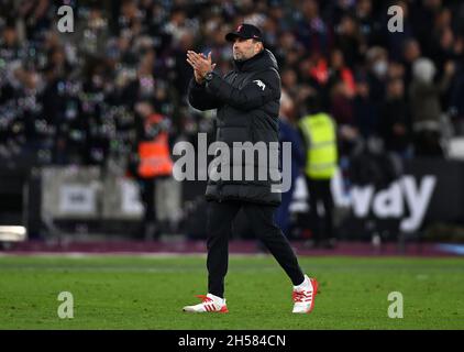 London, Großbritannien. November 2021. Liverpool-Manager Jurgen Klopp applaudiert den Fans am Ende des Spiels während des Spiels der West Ham gegen die Liverpool Premier League im London Stadium Stratford. Quelle: MARTIN DALTON/Alamy Live News Stockfoto